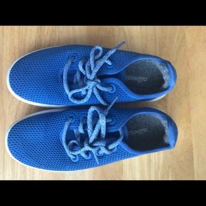 Allbirds! A super fun blue. Never been worn!